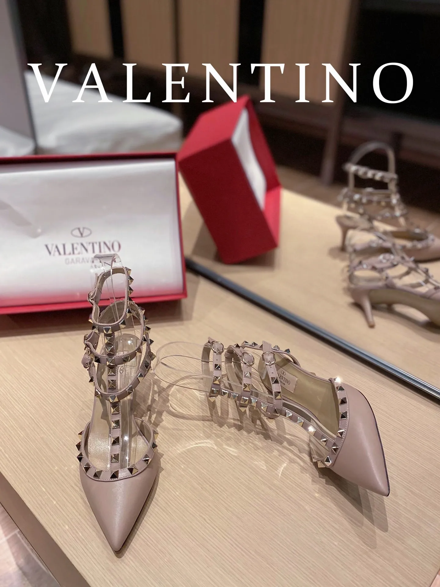P👟👟Ex-factory price 560👟👟 Women's shoes, women's clothing 𝙑𝙖𝙡𝙚𝙣𝙩𝙞𝙣𝙤/Valentino𝙑𝙏 🎁Latest colors😍ʚ😊ɞ has been an Italian national treasure brand since the 1960s. Timeless and deeply rooted in people's hearts❤ Never out of date. One of the must-have items 〰 ɪɴѓᴏʀᴍᴀᴛɪᴏɴ 〰♡ There are many colors for you to choose from💝Original molded electric rivets (non-oxidized) High-end customized imported cowhide➠Mirror patent leather❗️Details in place🆚Exclusive color card💯Comfortable sheepskin lining✅Imported Italian leather outsole🇮🇹 Size: 35-39 (34.40.41.4👟👟Ex-factory price 4) Also customized♡♡ Heel height: ➠6.5cm
